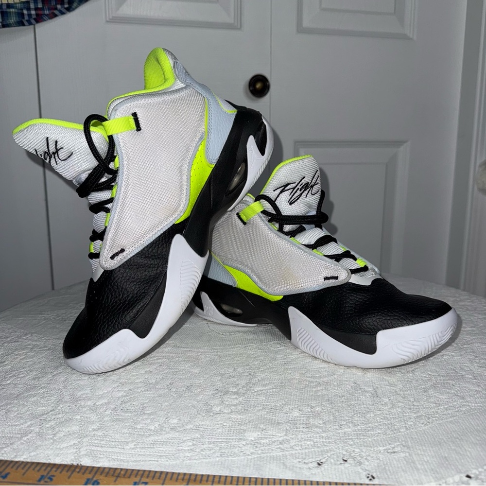 Nike Jordan Max Aura 4 GS Platinum‎ Volt size 7 Youth b/w neon yellow sneakers